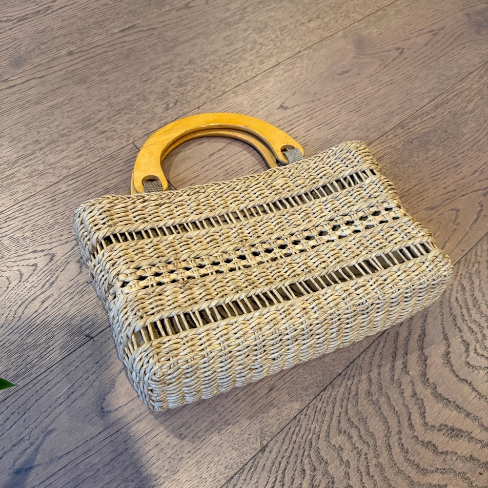 Vintage Cream and tan medium woven straw bag with wooden handle #boho #summerbag